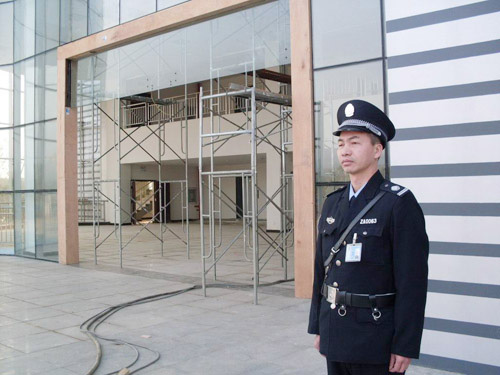 在市图书馆执勤